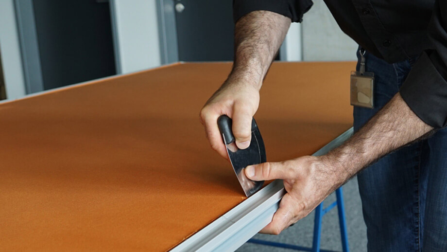 Bekleding met akoestische stof (SOFTTOUCH) van een schuifdeur in de thuisbioscoop Bekleding met akoestische stof (SOFTTOUCH) van een schuifdeur in de thuisbioscoop