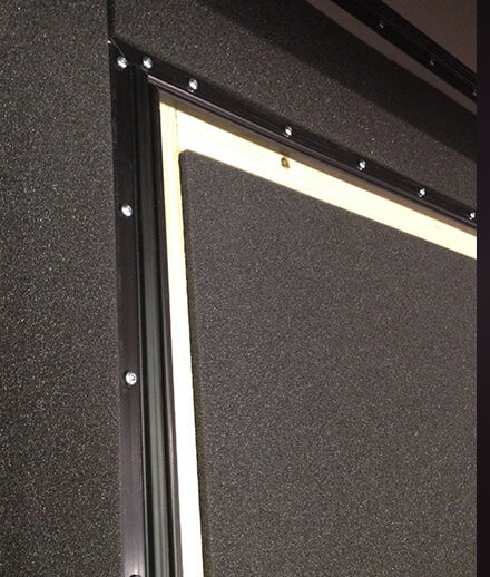 Profielen vergemakkelijken het spannen van de stof. Profielen vergemakkelijken het spannen van de stof.