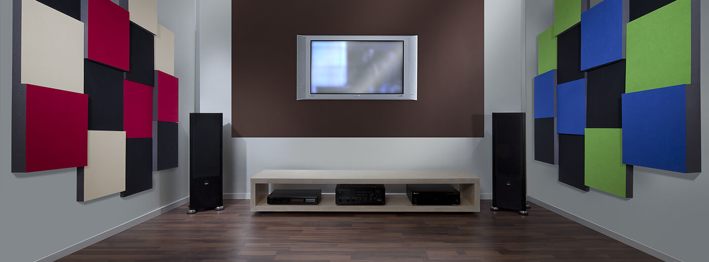 Geluidsabsorber met gekleurd akoestisch vilten oppervlak in de homecinema Geluidsabsorber met gekleurd akoestisch vilten oppervlak in de homecinema