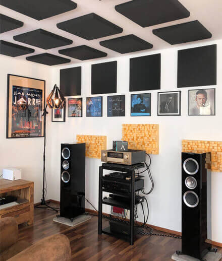 Vierkante geluidsabsorbers SMOOD met schaduwvoeg Vierkante geluidsabsorbers SMOOD met schaduwvoeg im Musikzimmer