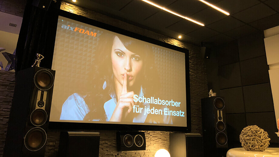 SMOOD geluidsabsorber aan het plafond in de homecinema SMOOD geluidsabsorber aan het plafond in de homecinema