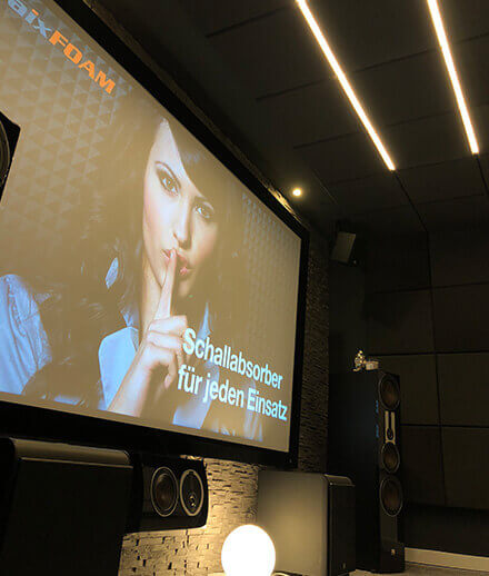 Quadratische SMOOD geluidsabsorber aan het plafond in de homecinema Quadratische SMOOD geluidsabsorber aan het plafond in de homecinema