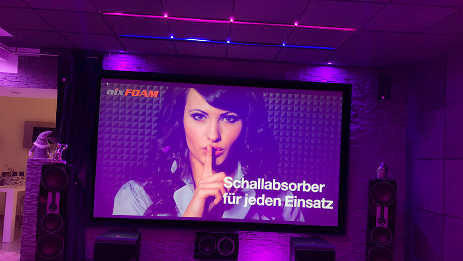 SMOOD geluidsabsorbers aan het plafond en de wanden in de homecinema SMOOD geluidsabsorbers aan het plafond en de wanden in de homecinema